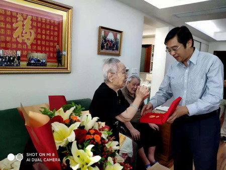 ug环球集团党委书记、董事长章朝阳走访慰问老党员