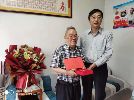 ug环球集团党委书记、董事长章朝阳走访慰问老党员