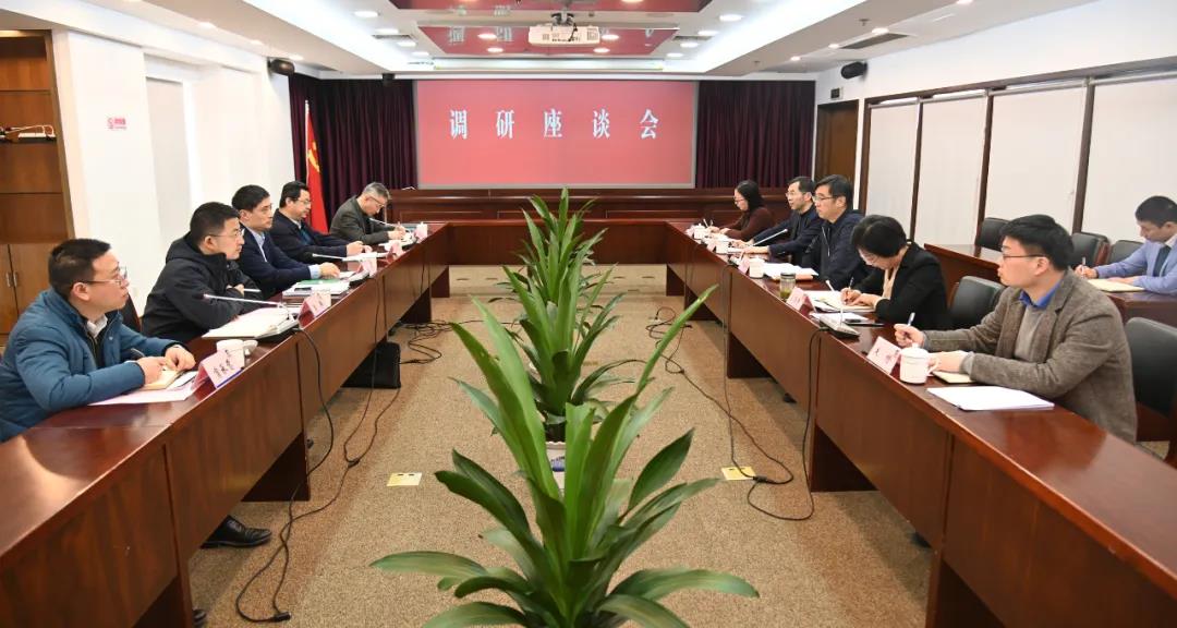 省国资委副主任吴宁莅临ug环球集团调研指导工作