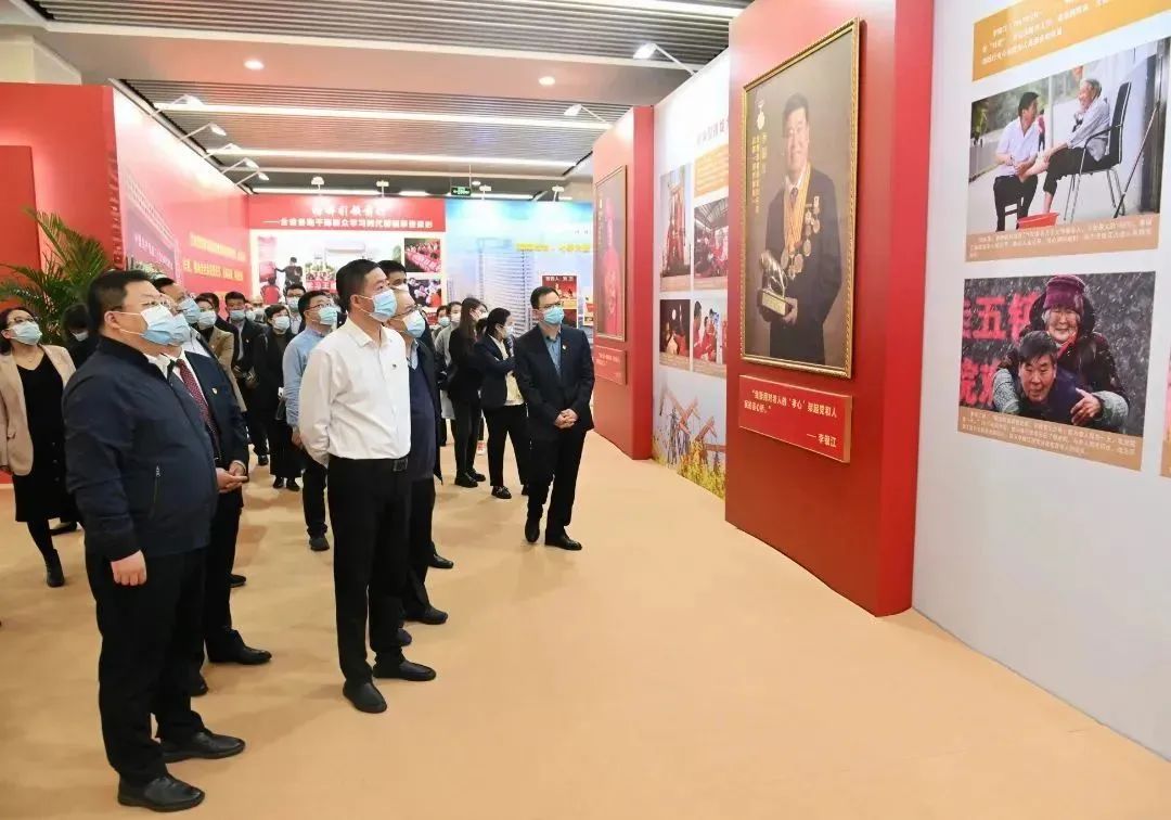 致敬奋斗者 奋进新征程 ug环球集团组织参观“新时代江苏重大先进典型主题影像展”