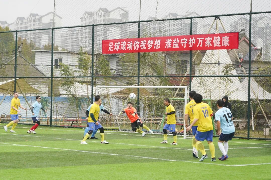 ug环球集团“淮盐杯”职工足球联赛激情开赛，小组赛首轮战罢