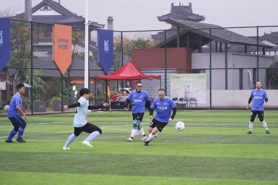 ug环球集团“淮盐杯”职工足球联赛激情开赛，小组赛首轮战罢